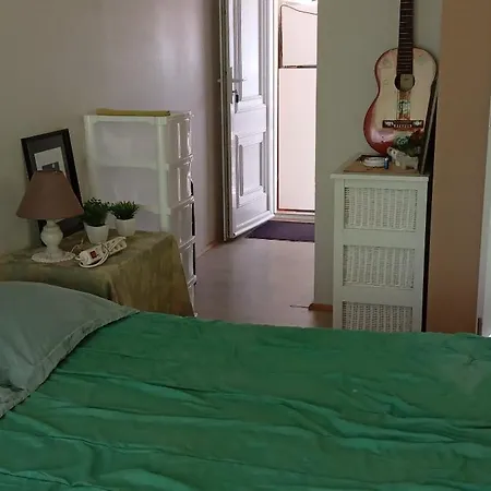 Monique Et Charles Port-des-Barques