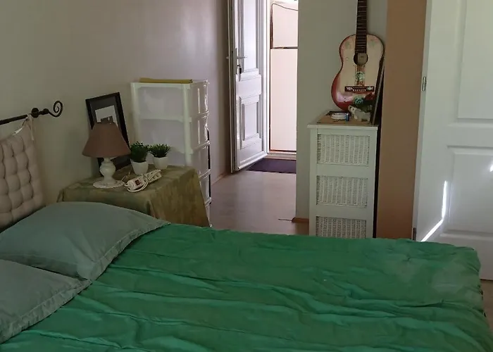 Monique Et Charles Port-des-Barques